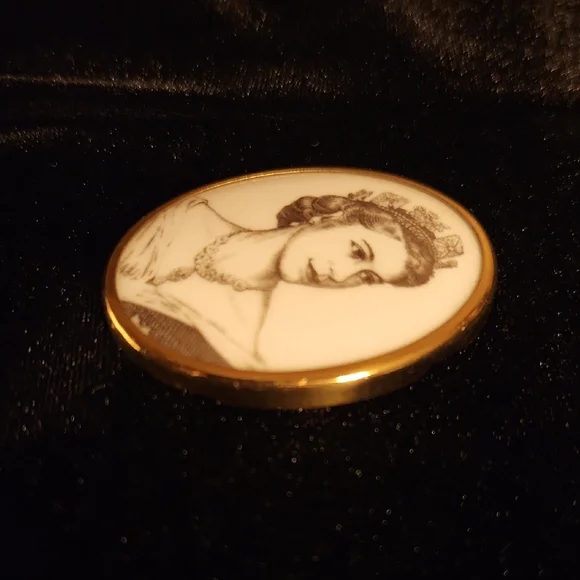 Elizabeth II Coronation Brooch 1953 Bone China, Beautiful Condition - Picture 5 of 10